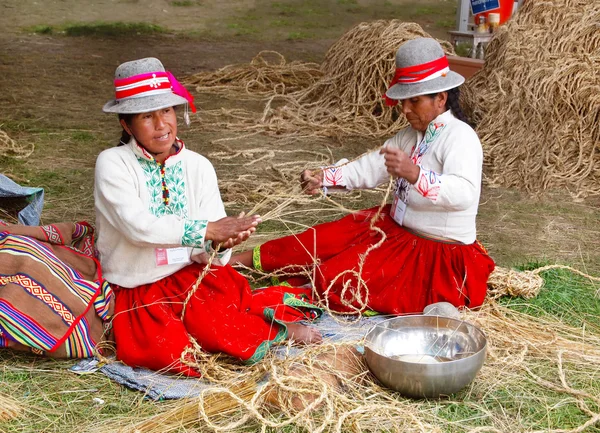 Peruvian Women Braiding Rope — Stock Photo, Image