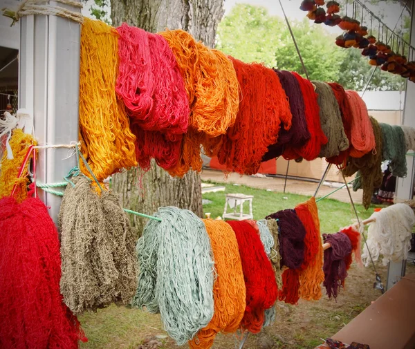 Hilados de lana recién teñidos —  Fotos de Stock