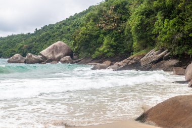 Trindade köyü yakınlarında kayalıklardan