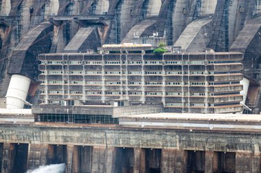 Parana Nehri üzerinde Itaipu Barajı 