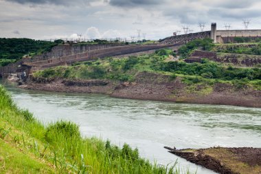 Parana Nehri üzerinde Itaipu Barajı
