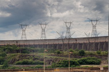 Güç hatları Itaipu Barajı Parana Nehri üzerinde