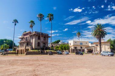 İki nokta üst üste, Arjantin ortasına binalarda