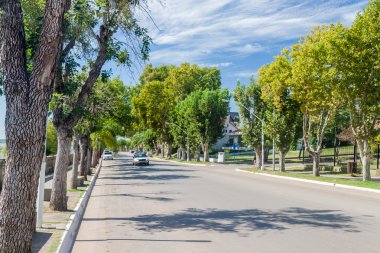 Riverside yolu kolon plajın yanında