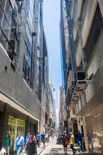 La gente cammina per una strada nel centro di Rio de Janeiro — Foto Stock