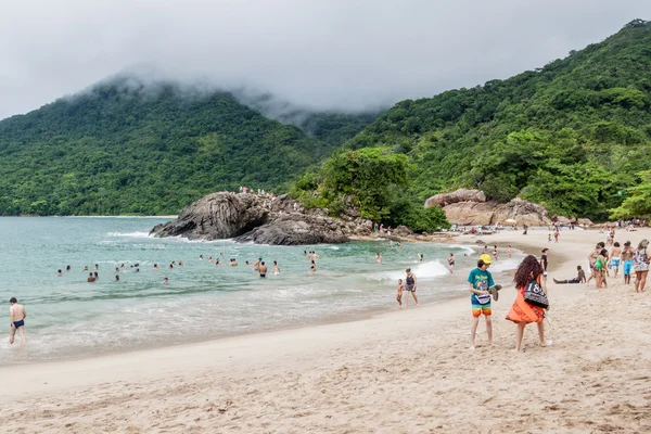 Die Menschen genießen den Strand von Praia Meio — Stockfoto