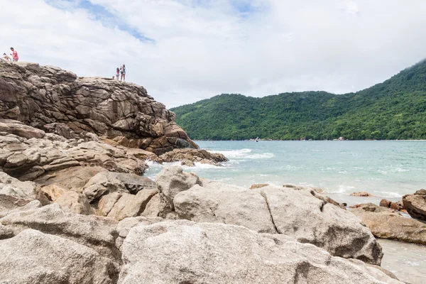 Άνθρωποι απολαμβάνουν την παραλία Praia Meio — Φωτογραφία Αρχείου