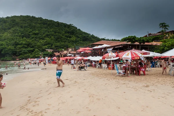 People enjoy beach in Trindade village — Stock Photo, Image