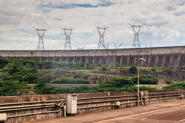 Power lines next to Itaipu dam — Stock Photo, Image
