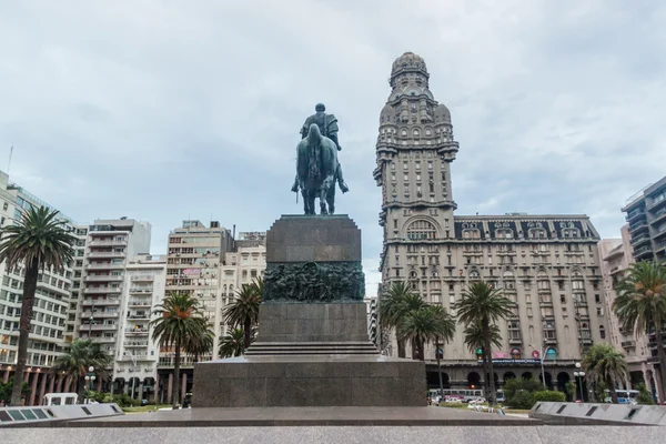 Edificio Palacio Salva y mausoleo Artigas —  Fotos de Stock