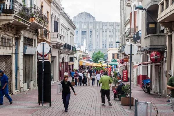 Blick auf eine straße im zentrum von montevideo — Stockfoto