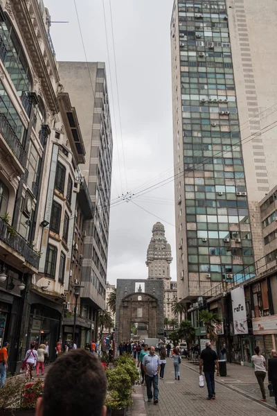 Veduta di una strada nel centro di Montevideo — Foto Stock