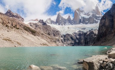 Laguna Sucia Gölü ve Fitz Roy dağ