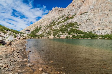 Dağ kulübe Refugio Frey ve Laguna Toncek Gölü 