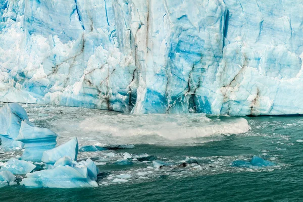 Παγόβουνα πέφτοντας από παγετώνα Perito Moreno — Φωτογραφία Αρχείου