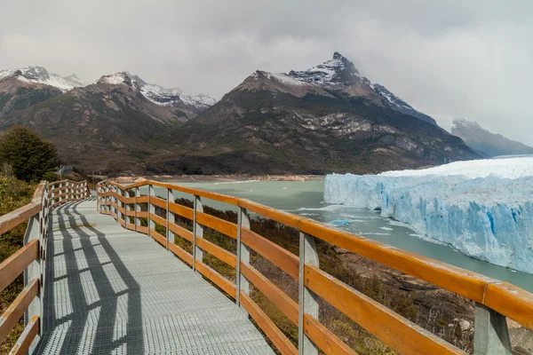 Vede kolem Ledovec Perito Moreno — Stock fotografie