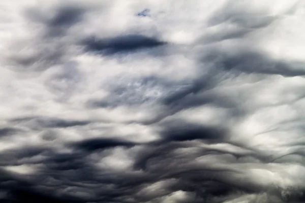 Widok na burzliwy chmury — Zdjęcie stockowe