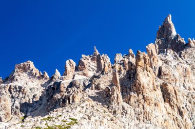Cerro Catedral mountain yakınındaki kayalık zirveleri