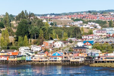 Castro, Şili'deki Palafitos (Uzunbacak evleri)