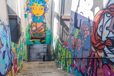  Renkli grafiti altında kaplı evleri