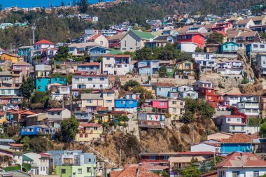 Valparaiso tepelerinde renkli evler