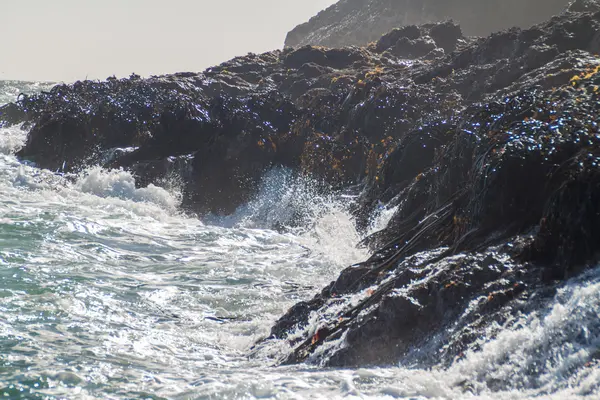巨浪在小岛上飞溅 — 图库照片