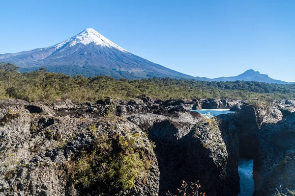 Saltos del Petrohue Cascadas y volcán Osorno — Foto de Stock