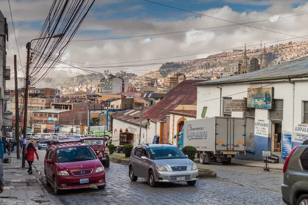 Трафік на Уругвай вулиці в центрі La Paz — стокове фото