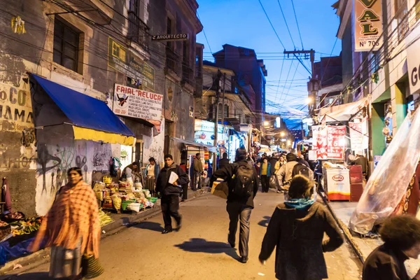 Lidé chodí na noc stret v centru La Paz — Stock fotografie