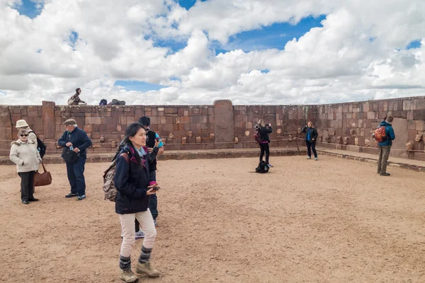 I turisti visitano Tiwanaku — Foto Stock
