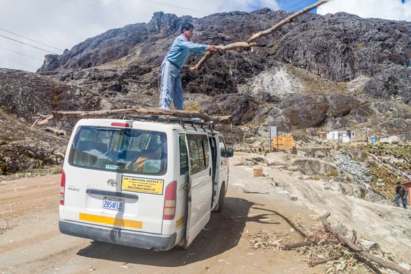 Mountain guides unload dřevo — Stock fotografie