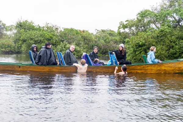 Turisti in un tour di osservazione dei delfini — Foto Stock