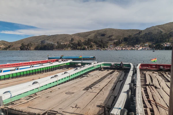 Le zattere sono preparate per il trasporto di veicoli — Foto Stock