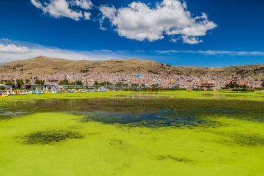 Şehrin arka planda Puno içinde liman
