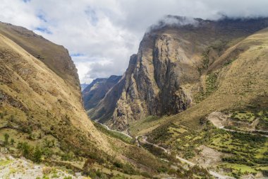 Olllantaytambo dolambaçlı yoldan Quillabamba için