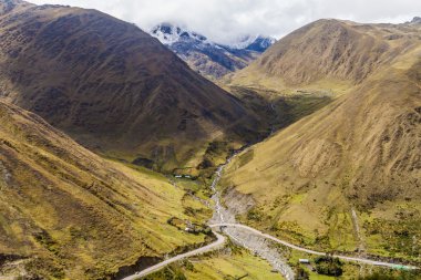 Olllantaytambo dolambaçlı yoldan Quillabamba için