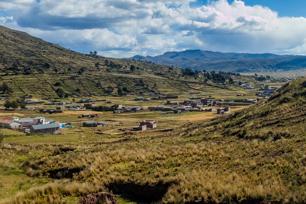 Titicaca gölü yakınlarında köy — Stok fotoğraf