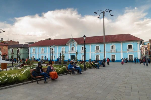 Gente en la plaza Parque Pino en Puno — Foto de Stock