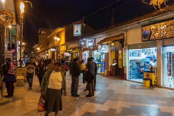 La gente cammina lungo la strada Independencia a Puno — Foto Stock