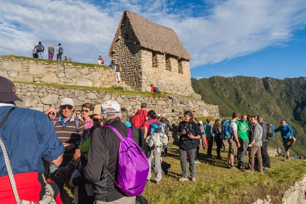 Turisti a Machu Picchu rovine — Foto Stock