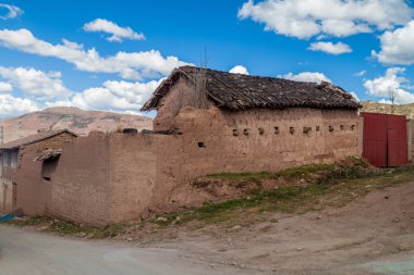 Geleneksel adobe evi