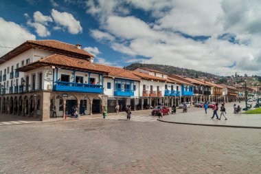 Plaza de Armas Meydanı Cuzco'sömürge evleri