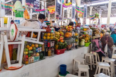 Cuzco Mercado San Pedro pazarında meyve suyu tezgahları