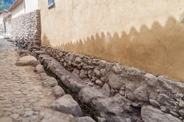 Um de becos antigos da aldeia de Ollantaytambo — Fotografia de Stock