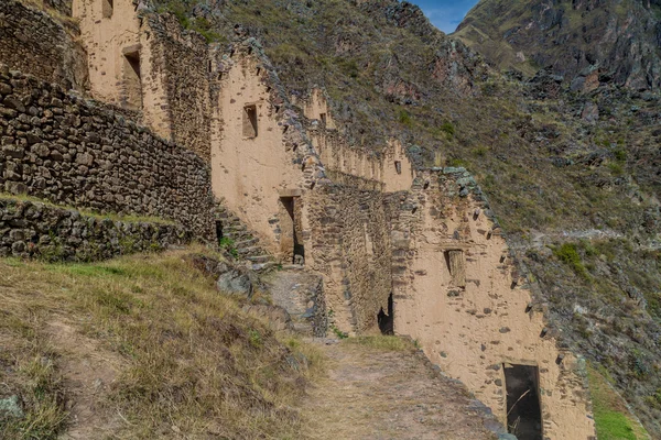 Ruinerna av Pinkulluna ovanför byn Ollantaytambo — Stockfoto