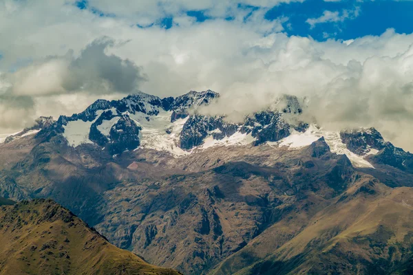 Pico coberto de neve — Fotografia de Stock