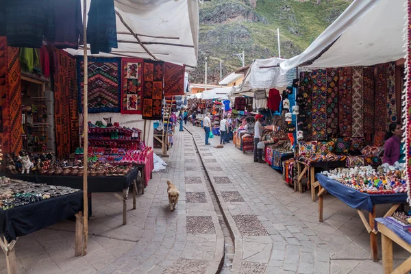 Famous indigenous market in Pisac — Stock Photo, Image