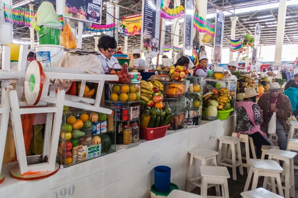 Gyümölcslé Cuzco Mercado San Pedro piacon standokon — Stock Fotó