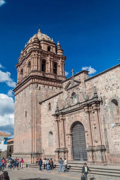 La gente camina por el convento Santo Domingo en Cuzco —  Fotos de Stock