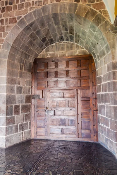 Door in convent Santo Domingo in Cuzco — Stock Photo, Image